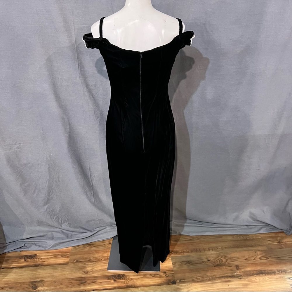 Elegant Black Off-Shoulder Dress with Lace Detail - Picture 3 of 8